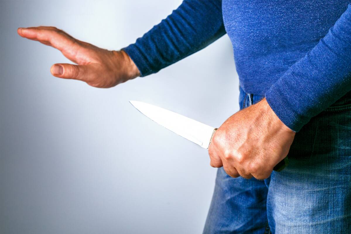 Užsibuvusius svečius šeimininkai vijo lauk apsiginklavę peiliu ir mačete