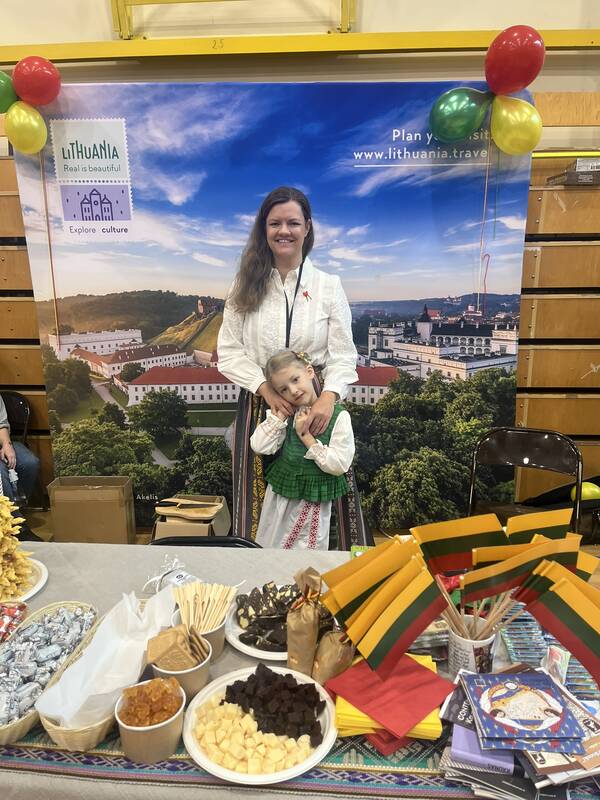 Reprezentuoja: daugiakultūrėje mokykloje su pasididžiavimu pristatoma Lietuva.