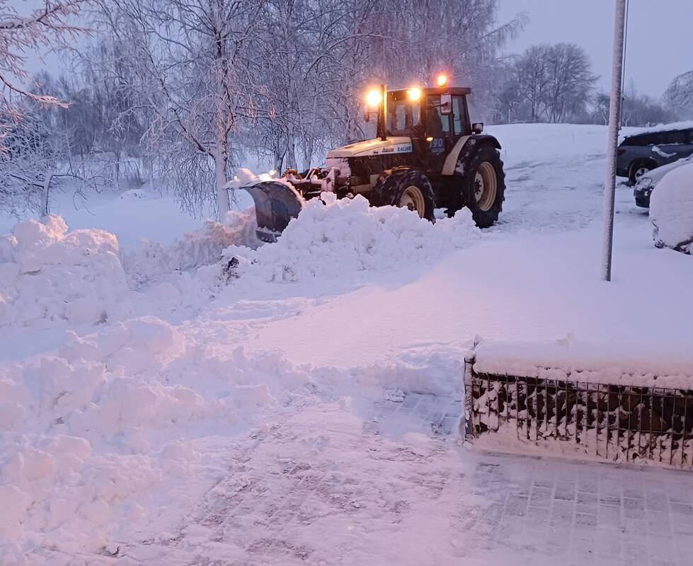 Plungėje dėl snygio vykdomi nepertraukiami kelių valymo darbai