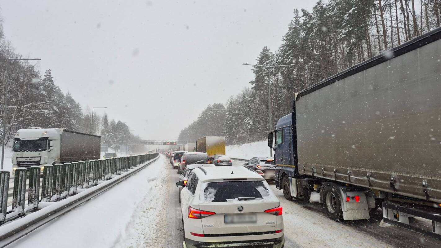 Prie Grigiškių įstrigę vilkikai – su vasarinėmis padangomis