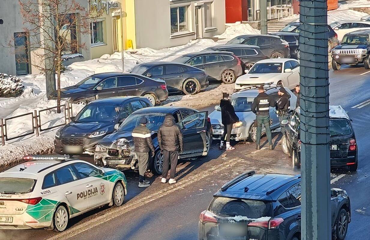 Žemuosiuose Šančiuose – avarija: policijai teko spręsti ginčą tarp vairuotojų