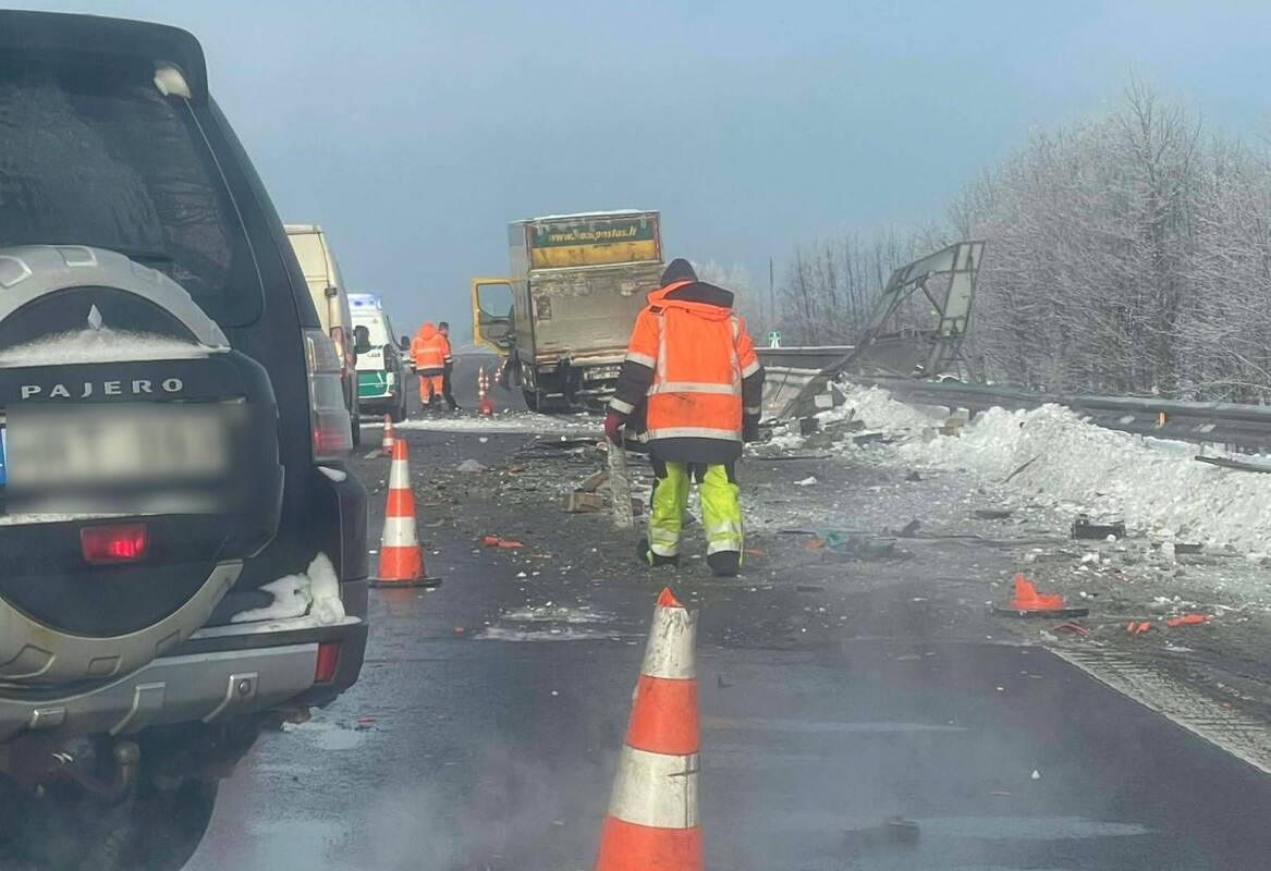 Kelyje Vilnius–Panevėžys vilkikas rėžėsi į kelininkų autobusiuką