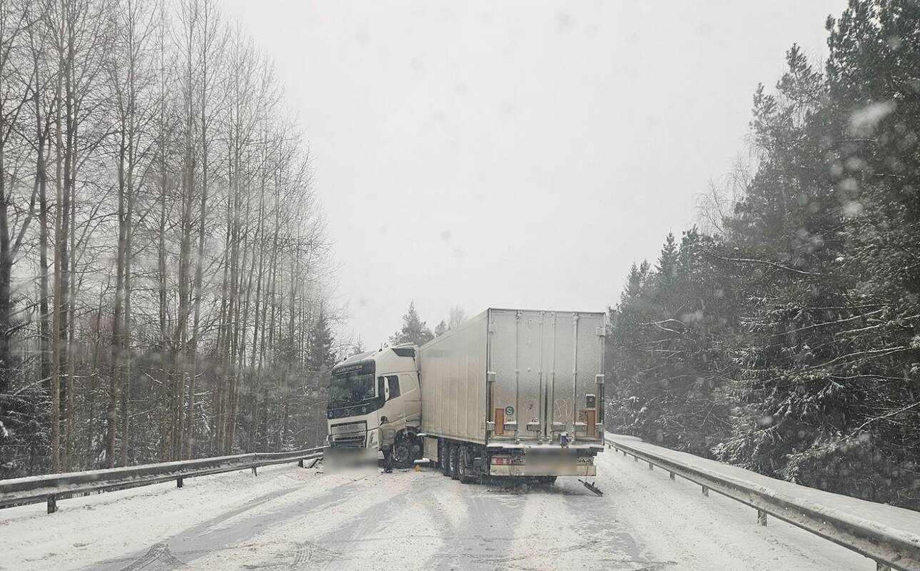 Nepravažiuojamas kelias Šiauliai–Kelmė: stovi susisukęs vilkikas
