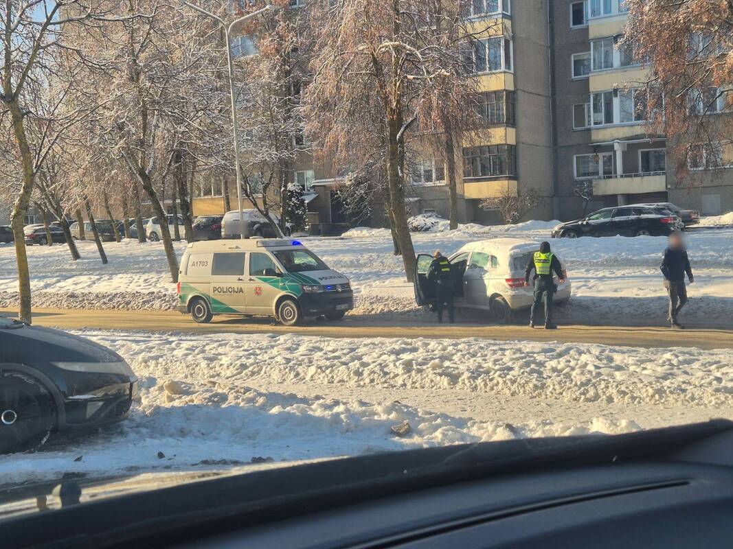 
<span>„Velnio lašams“ aptemdžius akis vairuotojas kelionę baigė pusnyje</span>
