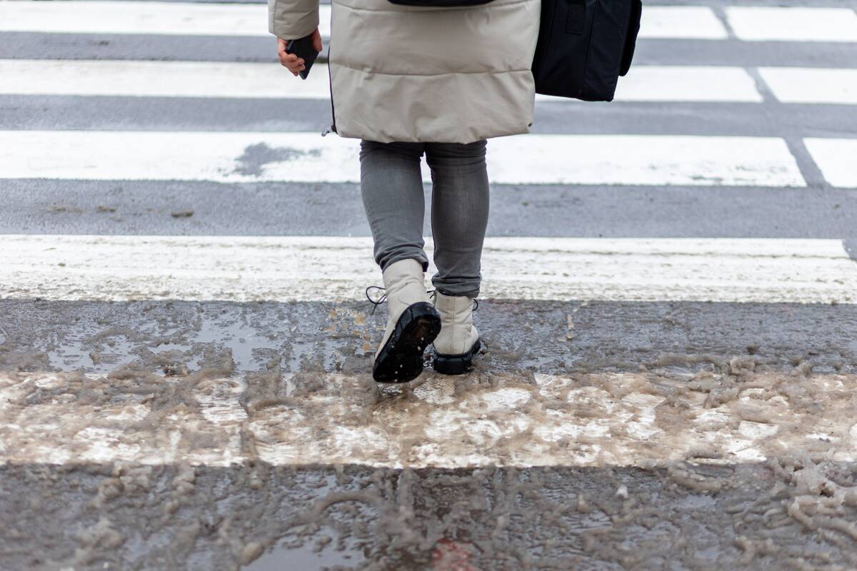 Pėsčiųjų perėjoje Vilniuje automobilis partrenkė dvi moteris