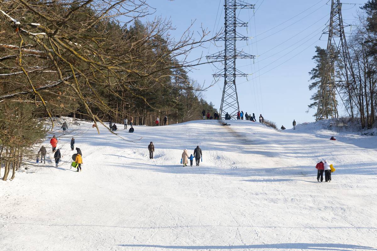 "Išsiilgę žiemos pramogų miestiečiai leidosi į gamtą"