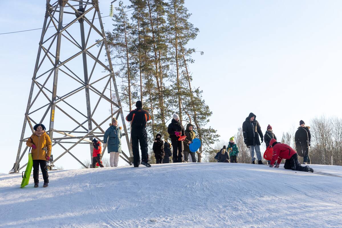 "Išsiilgę žiemos pramogų miestiečiai leidosi į gamtą"