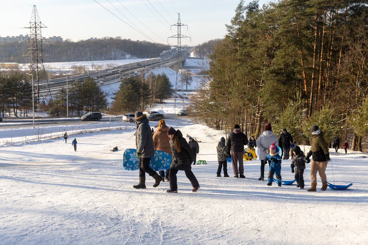 "Išsiilgę žiemos pramogų miestiečiai leidosi į gamtą"