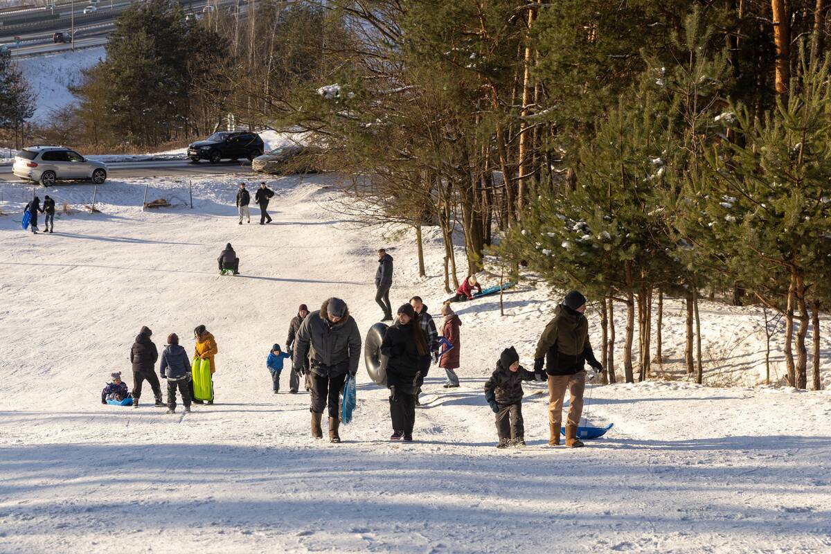 "Išsiilgę žiemos pramogų miestiečiai leidosi į gamtą"