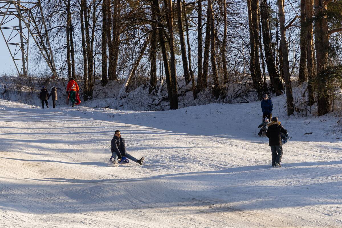 "Išsiilgę žiemos pramogų miestiečiai leidosi į gamtą"