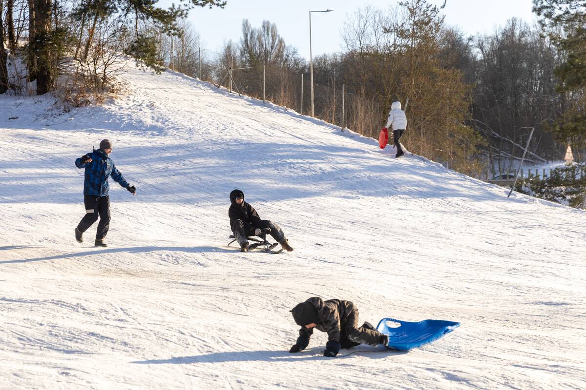 "Išsiilgę žiemos pramogų miestiečiai leidosi į gamtą"
