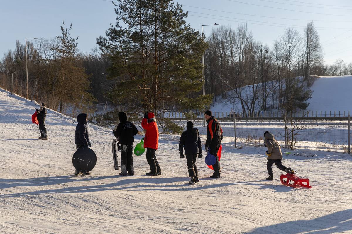 "Išsiilgę žiemos pramogų miestiečiai leidosi į gamtą"