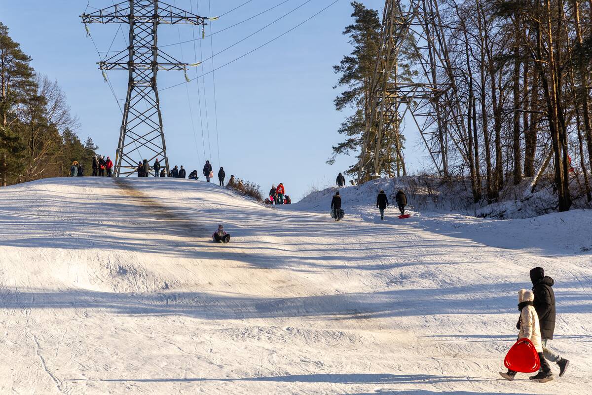 "Išsiilgę žiemos pramogų miestiečiai leidosi į gamtą"