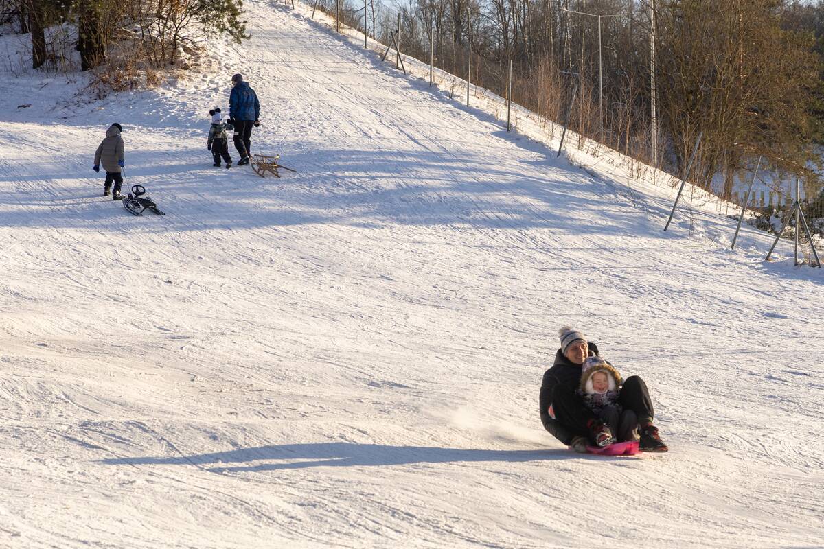 "Išsiilgę žiemos pramogų miestiečiai leidosi į gamtą"