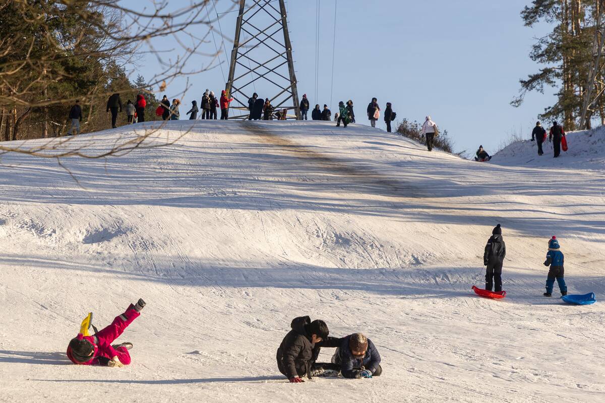 "Išsiilgę žiemos pramogų miestiečiai leidosi į gamtą"