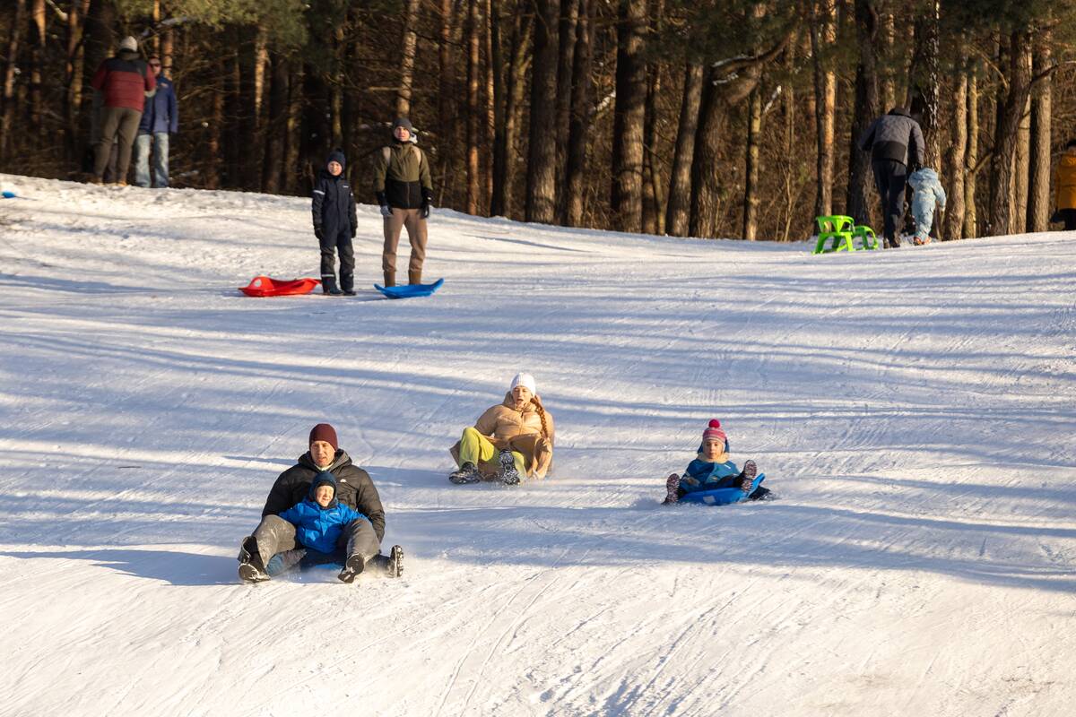 "Išsiilgę žiemos pramogų miestiečiai leidosi į gamtą"