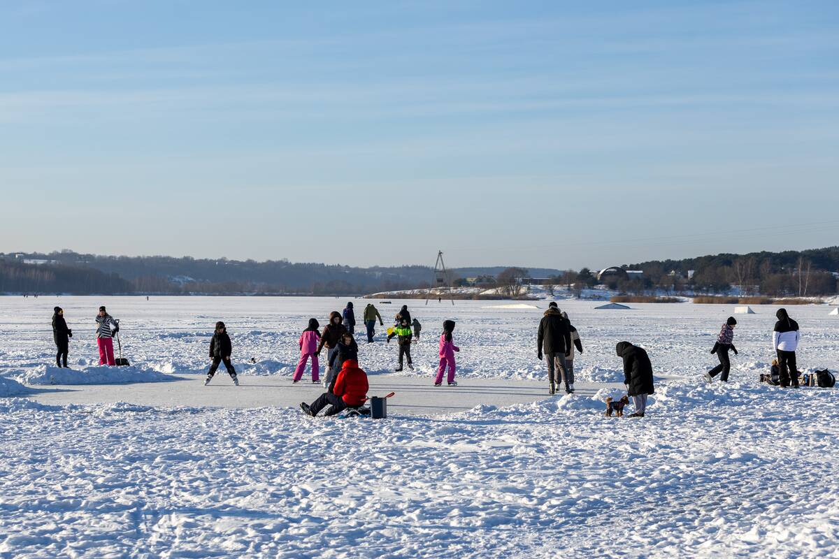 "Išsiilgę žiemos pramogų miestiečiai leidosi į gamtą"