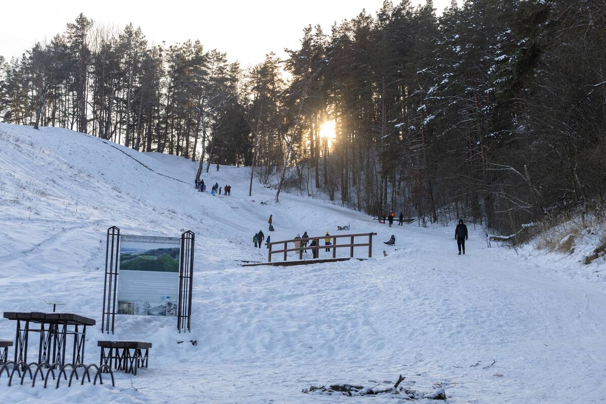 "Išsiilgę žiemos pramogų miestiečiai leidosi į gamtą"