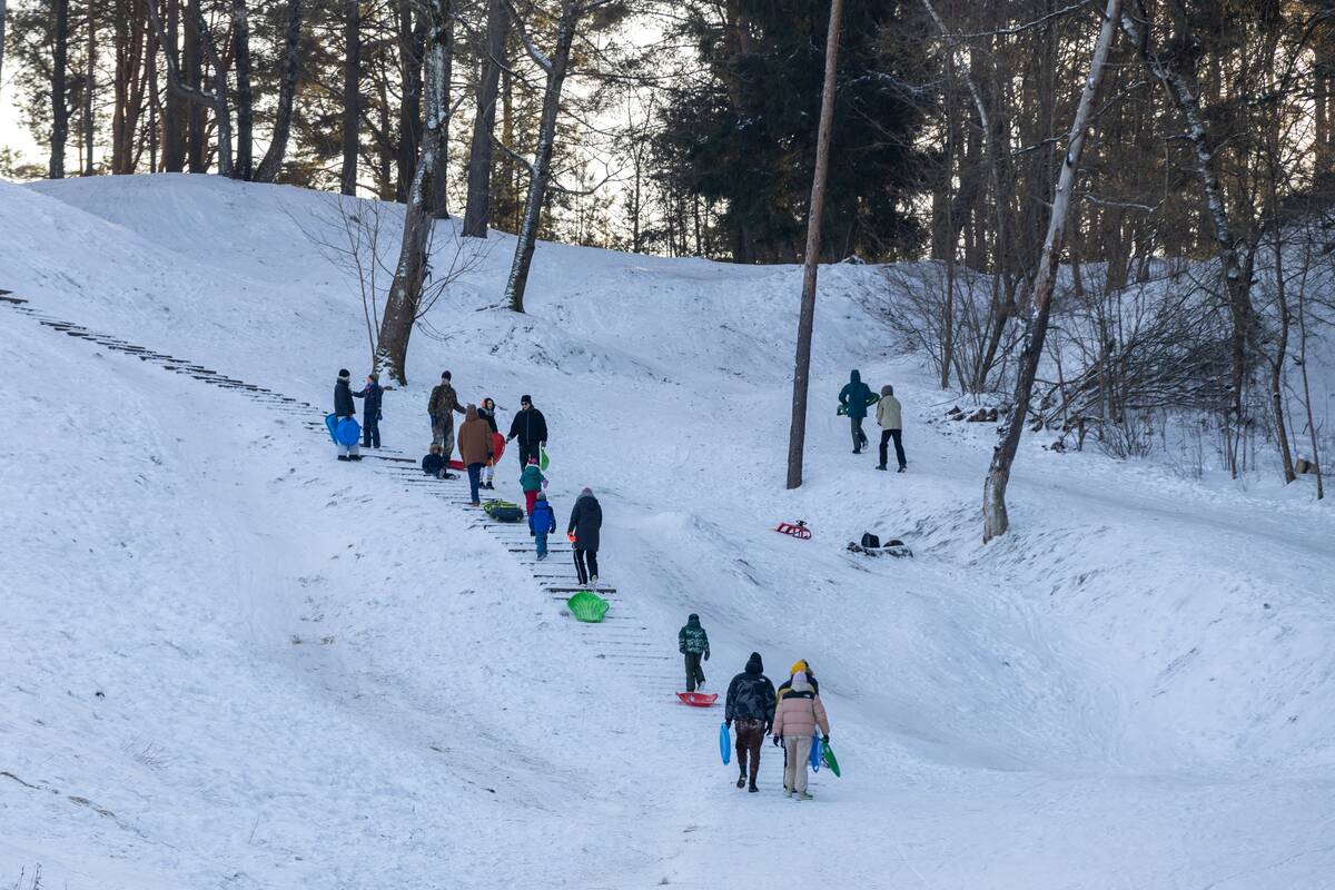 "Išsiilgę žiemos pramogų miestiečiai leidosi į gamtą"
