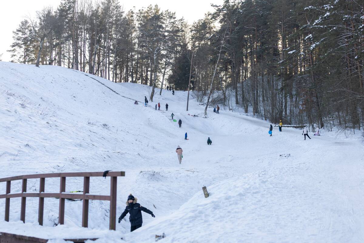 "Išsiilgę žiemos pramogų miestiečiai leidosi į gamtą"