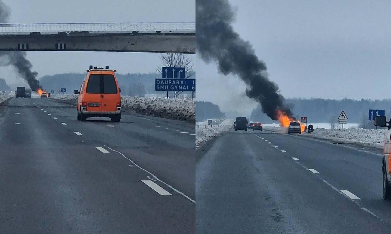 Magistraliniame kelyje Vilnius–Klaipėda dega automobilis
