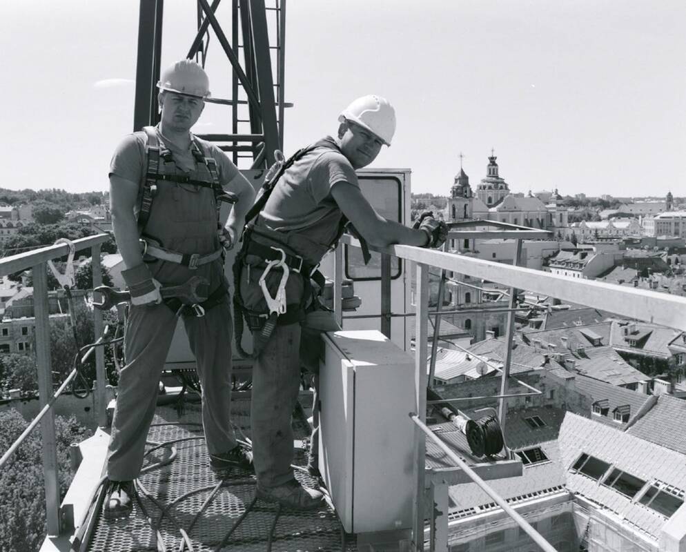 Bokštinių kranų montuotojai Ernestas G. ir Rokas B. Vilnius, 2016.