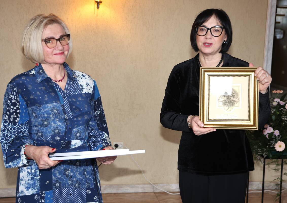 Dėmesys: Muniškių globos namų bendruomenę ir direktorę I. Augonienę (kairėje) pasveikino švietimo, mokslo ir sporto ministrė R. Popovienė.