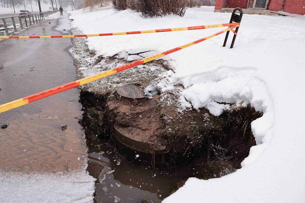 Nemalonūs žiemos siurprizai Kaune: gatvė virto upe