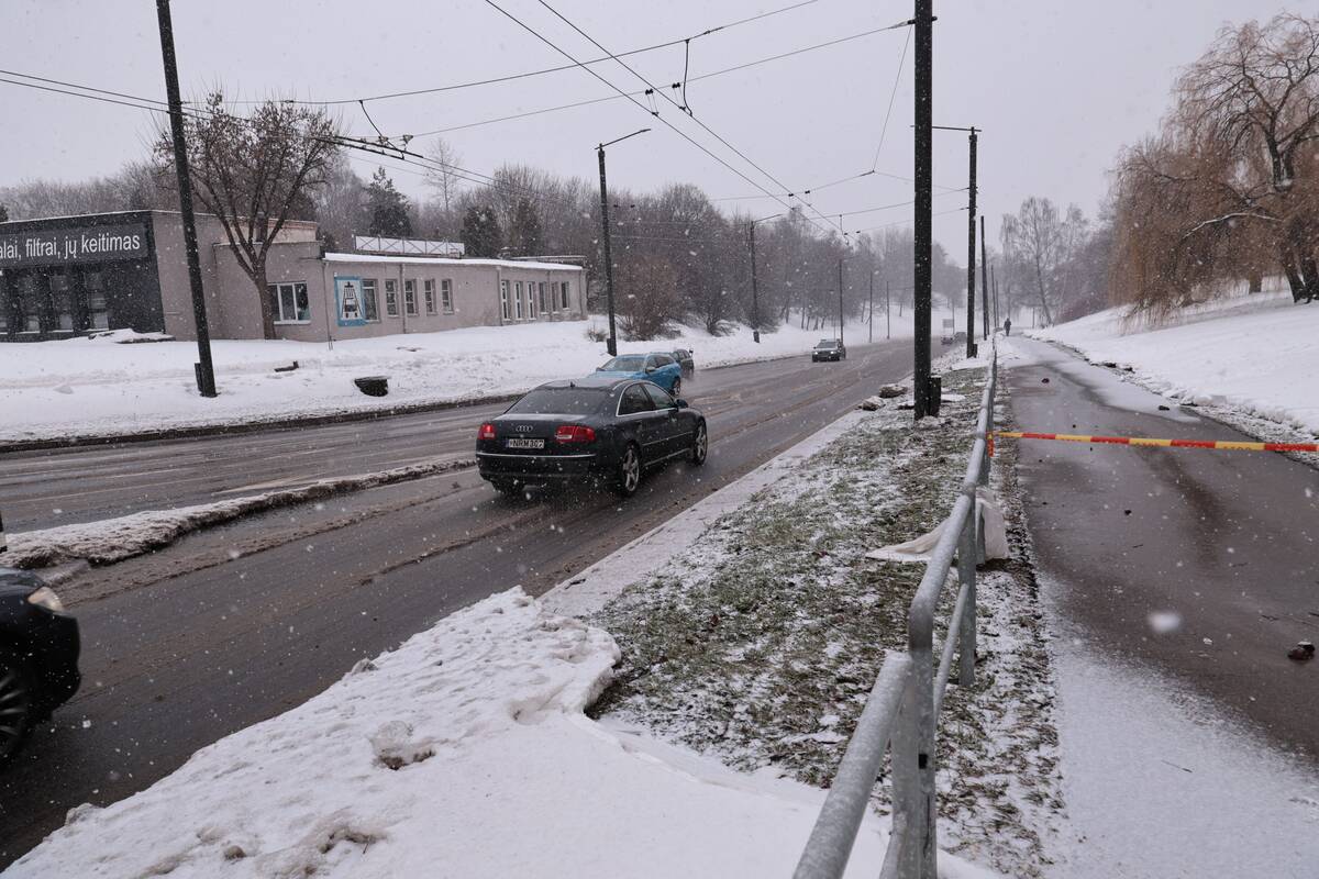 Nemalonūs žiemos siurprizai Kaune: gatvė virto upe