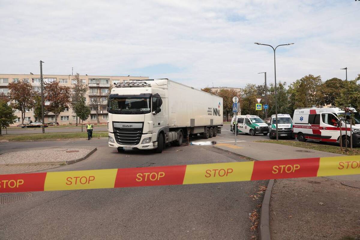 (Ne)laukta tragedijos atomazga: pėsčiųjų perėjoje moterį užmušęs vilkiko vairuotojas teisiamas nebus