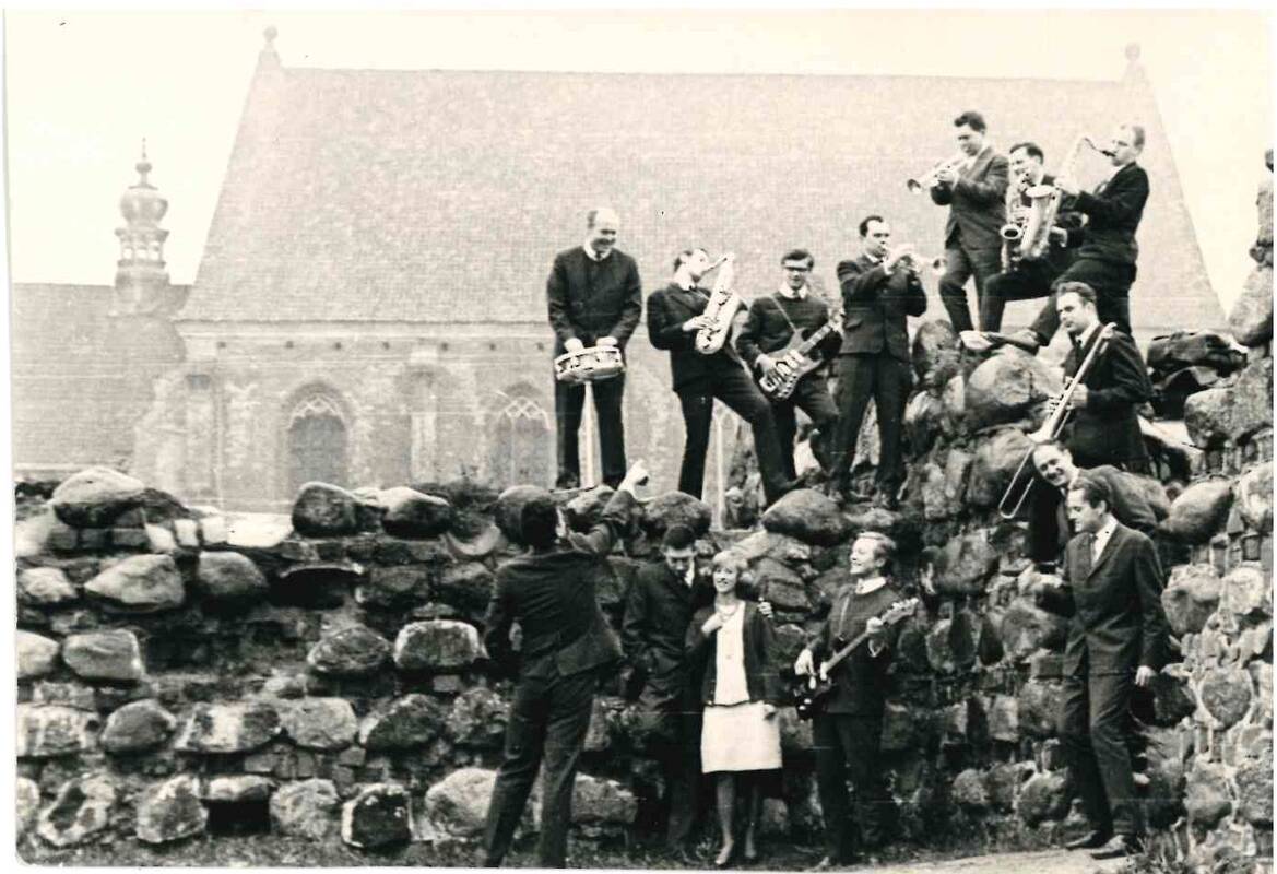 Namuose: estradinis orkestras „Oktava“ prie Kauno pilies. Kaunas, 1967 m.