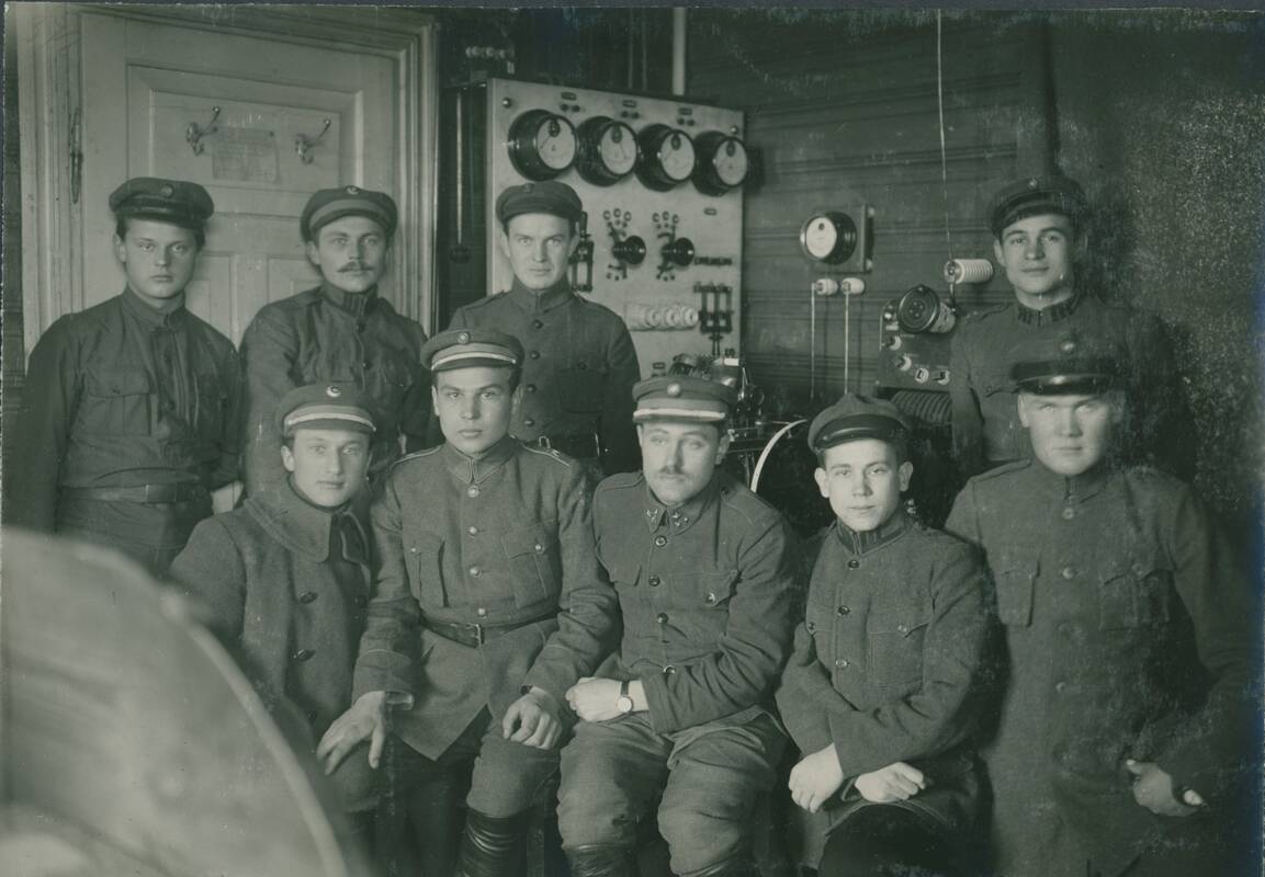 Radijo stoties darbuotojai. Pirmoje eilėje, centre – Kauno radijo stoties viršininkas kpt. Petras Masiulis, 1920 m.