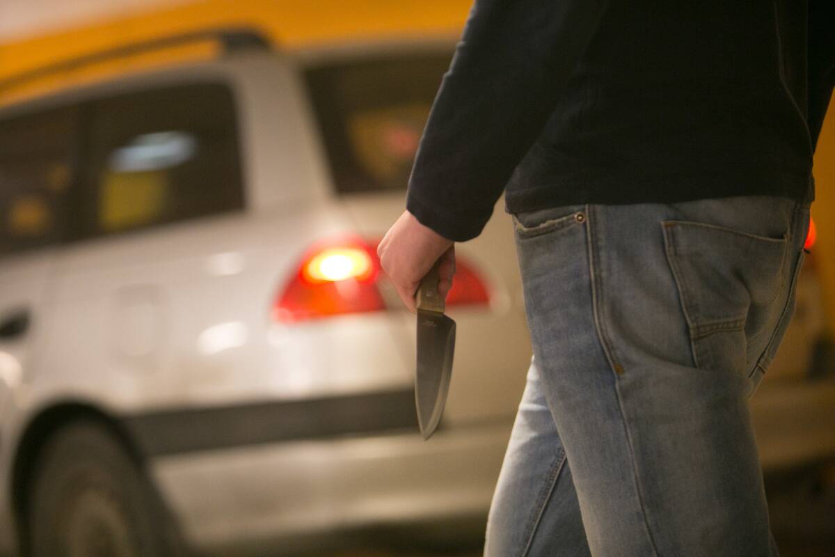 Naktį į degalinę atėjo kruvinas vyras perdurtu pilvu