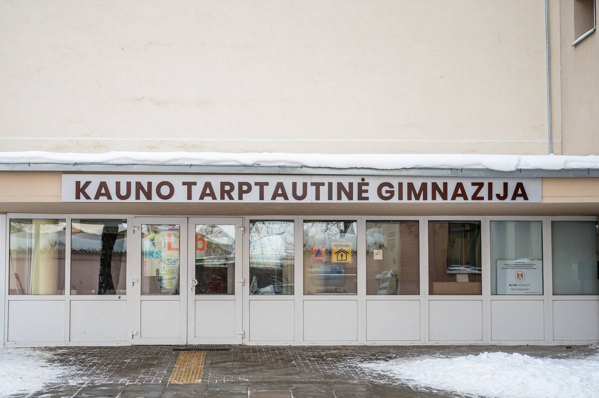 Tarptautinėje Kauno gimnazijoje – skandalas: direktoriaus giminės gaudavo tūkstantines algas