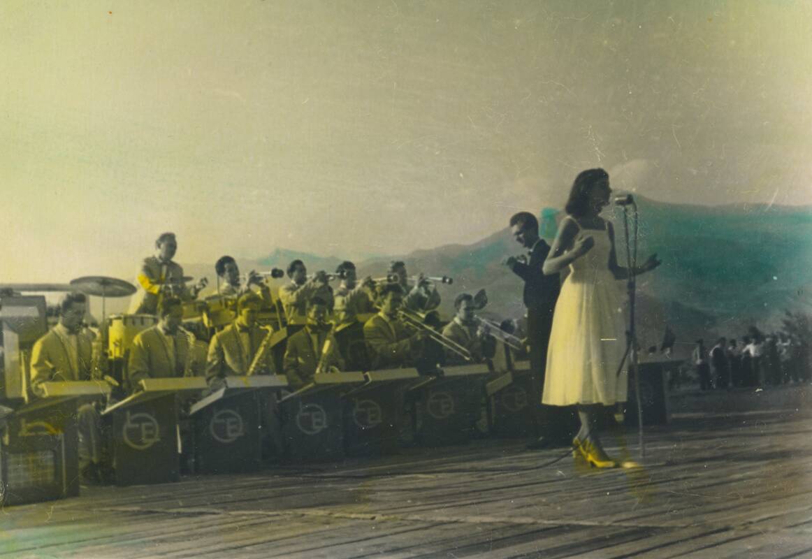 Legendos: Lilijana Ablėnaitė koncerto metu. Diriguoja J. Tiškus, groja Lietuvos estradinis orkestras. Armėnija, Kirovakanas, 1959 m.