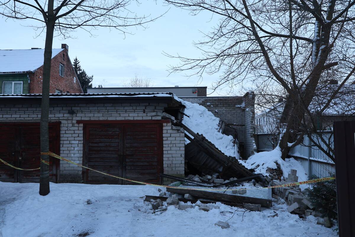 Kaune nuo sniego įgriuvo garažo stogas