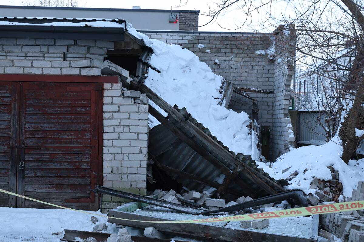 Kaune nuo sniego įgriuvo garažo stogas