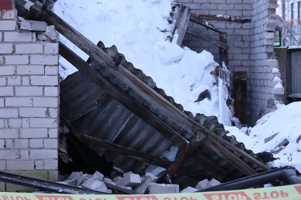 Kaune nuo sniego įgriuvo garažo stogas