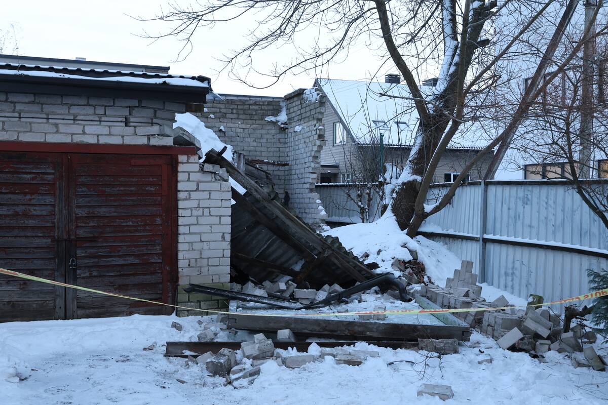 Kaune nuo sniego įgriuvo garažo stogas