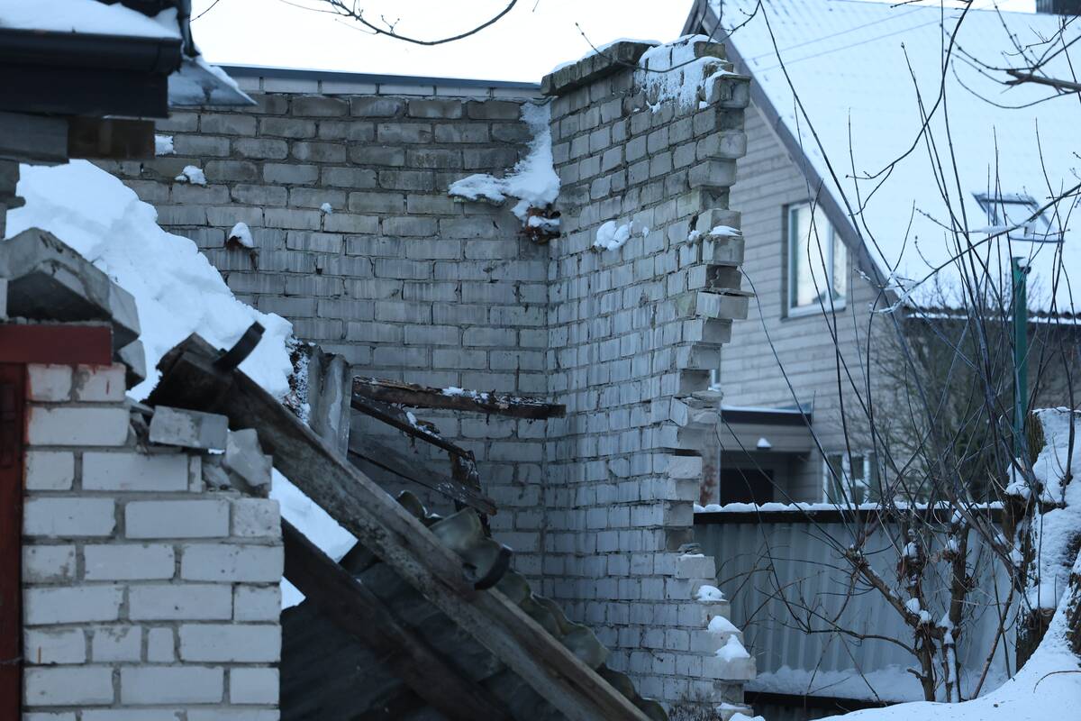 Kaune nuo sniego įgriuvo garažo stogas