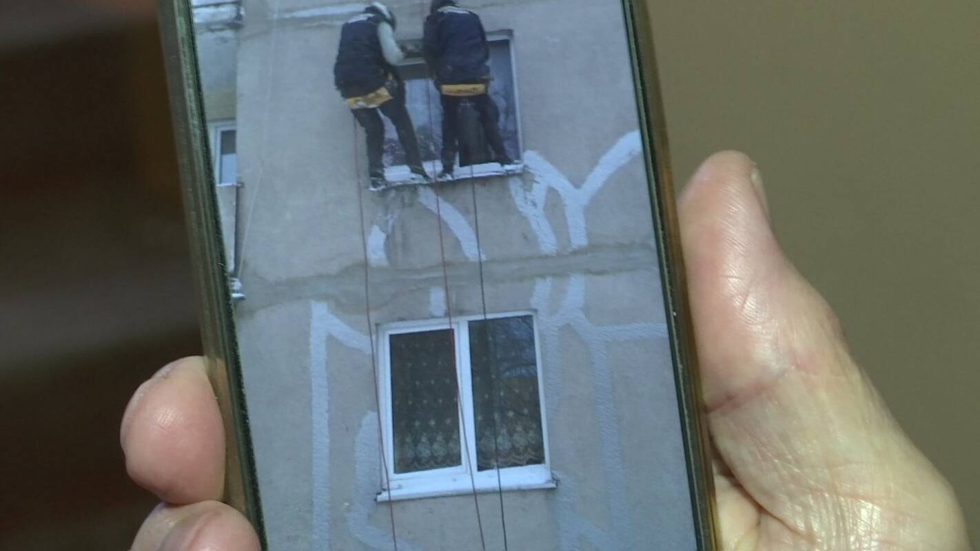 Alpinistams teko lipti ant daugiabučio