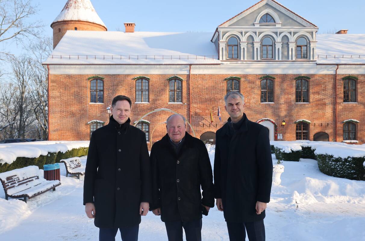 Tema: Raudondvario pilyje V. Makūnas (viduryje) su K. Vaitiekūnu (kairje) ir M. Šima aptarė savivaldybės finansinius iššūkius.