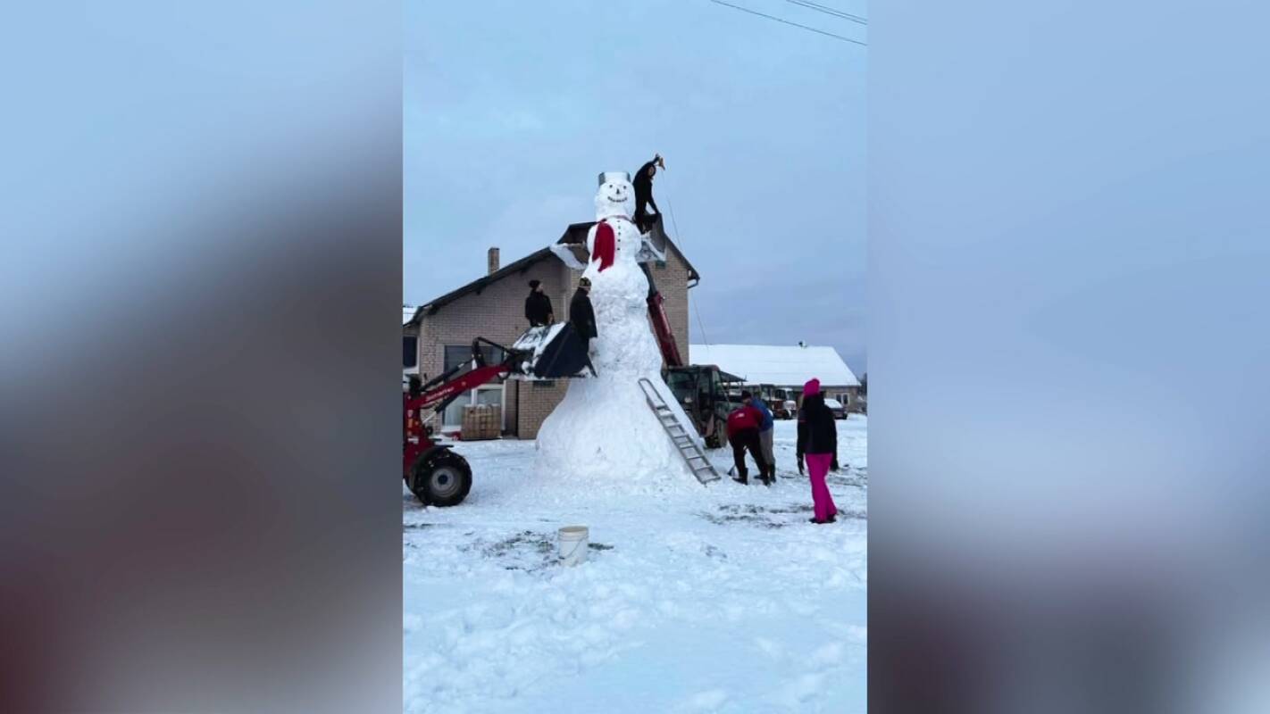 Nufilmavo, kaip pastatė milžinišką sniego senį
