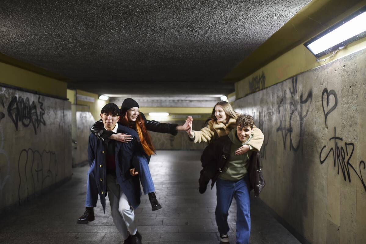 Įtaka: paaugliui didžiulis išbandymas gali būti nesulaužyti kokios nors taisyklės, jeigu jo bendraamžiai ją sulaužo (pavyzdžiui, pabėga iš pamokos). Jis pasielgia spontaniškai ir net pats sunkiai gali paaiškinti savo elgesį.