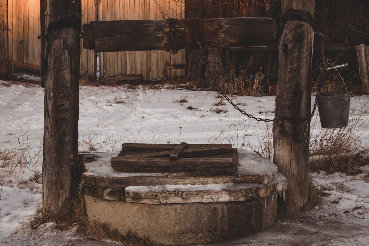 Šulinyje rastas moters kūnas