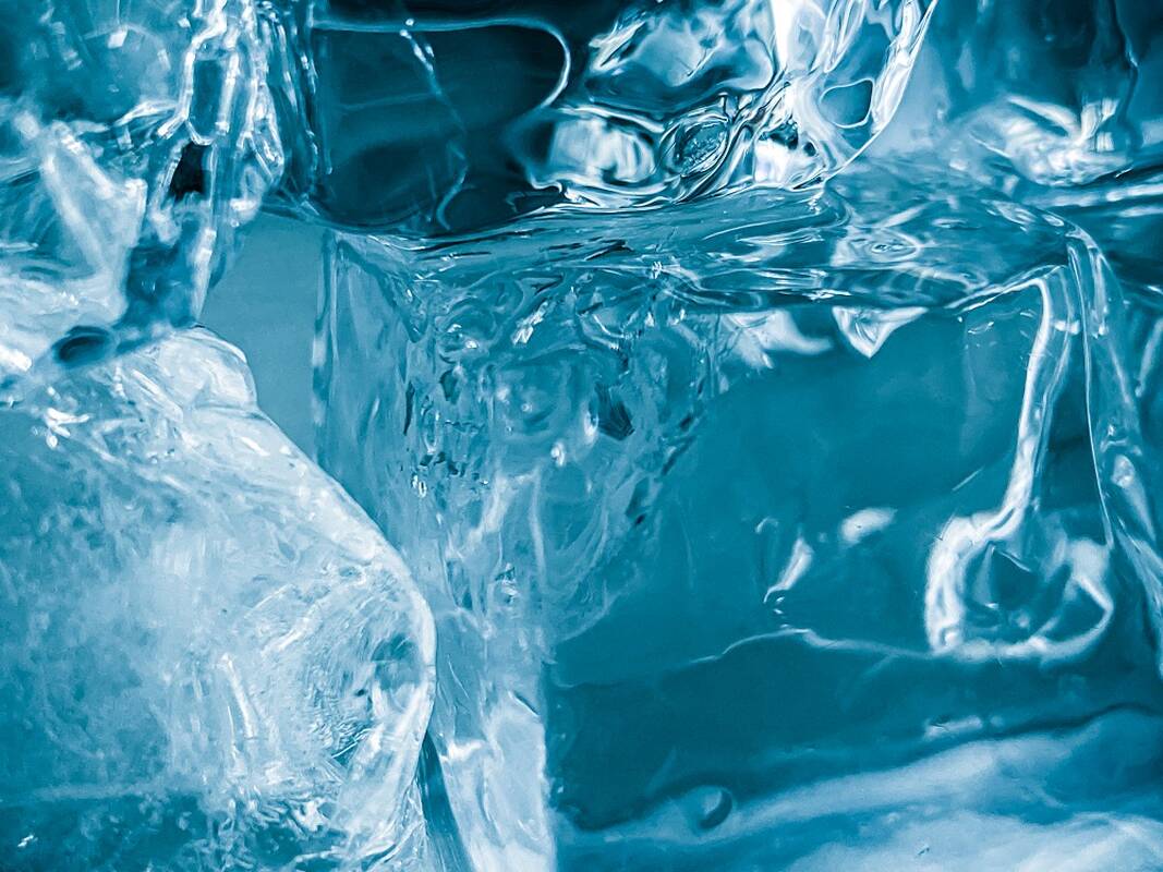 Mokslininkai pirmą kartą pamatė „neįmanomą“ vandenį: jis yra ir kietas, ir skystas