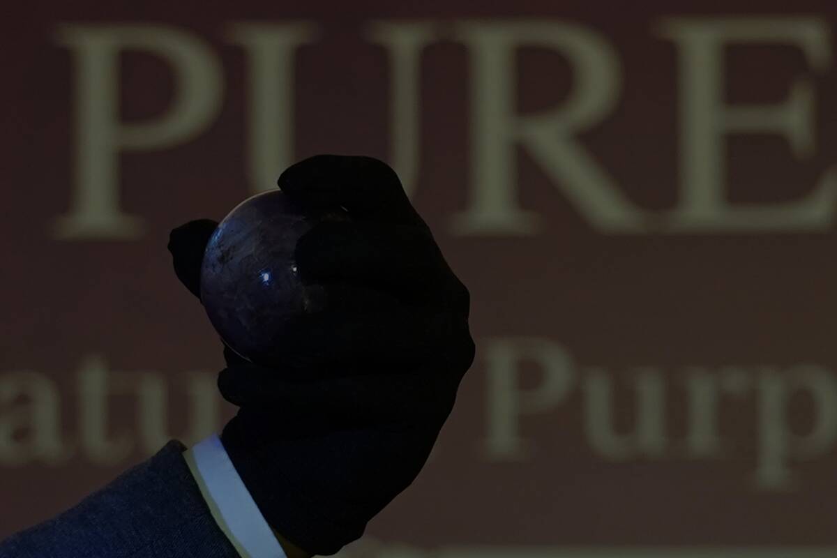 Purpurinės žvaigždės safyras