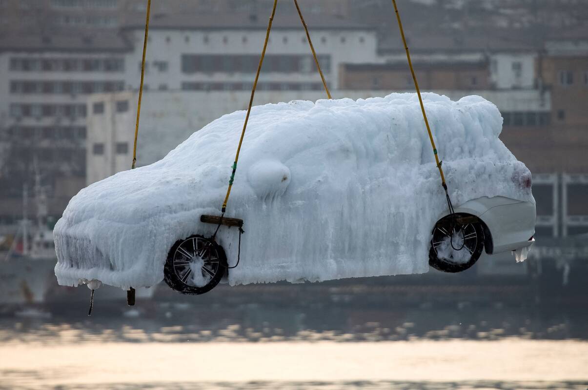 Kiautas: dėl lijundros kai kurie automobiliai per naktį tapo vientisu ledo luitu.