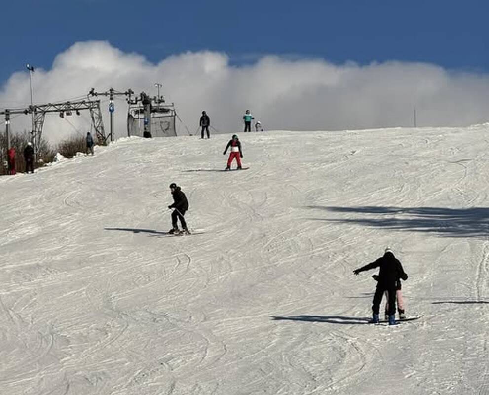 Startas: savaitgalį pradėjo veikti Utrių slidinėjimo trasa, vien per sekmadienį joje pramogavo tūkstantis žmonių.