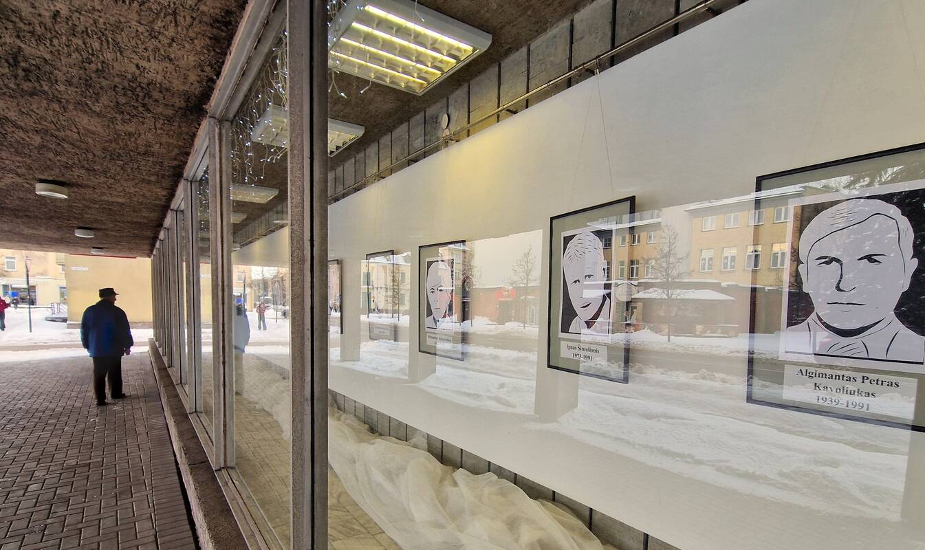 Paroda: Klaipėdos apygardos teismo vitrininėje galerijoje eksponuojami tautodailininkės S. Vilkienės sukurti Lietuvos laisvės gynėjų portretai.